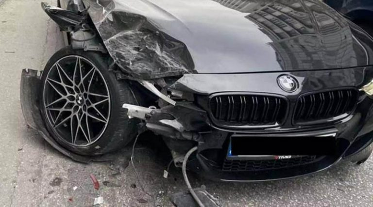 Σμπαράλια πανάκριβη BMW που «καρφώθηκε» σε σταθμευμένο όχημα (φωτό & βίντεο)