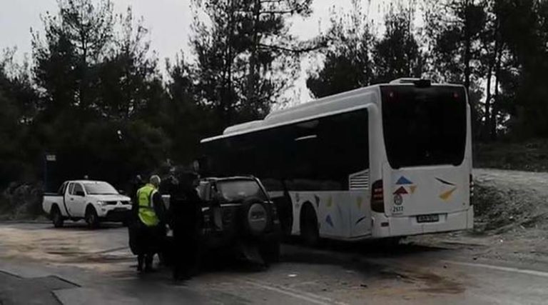 Φονικό τροχαίο: Τζιπ συγκρούστηκε με λεωφορείο – Ένας νεκρός και τρεις τραυματίες (φωτό & βίντεο)