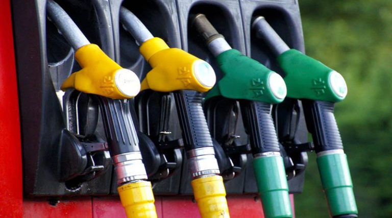 Βενζίνη – diesel: Πώς μπορείς να κερδίσεις λεφτά όταν γεμίζεις το ντεπόζιτο σου