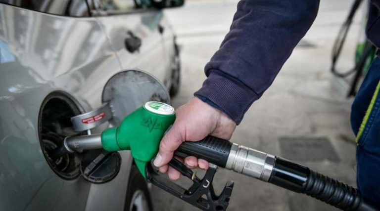 Καύσιμα: Στα ύψη παραμένει η τιμή της βενζίνης