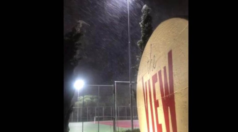 Ραφήνα: Χιόνισε στην Καλλιτεχνούπολη (βίντεο)