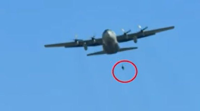 Εικόνα τρόμου! Έλληνας αλεξιπτωτιστής κρεμόταν έξω από C-130