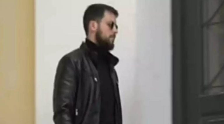Η στιγμή που ο Μάνος Δασκαλάκης μπαίνει στην ανακρίτρια για να δηλώσει παράσταση πολιτικής αγωγής (βίντεο)