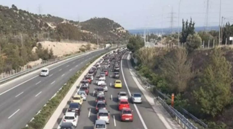 Σοβαρό τροχαίο στην Εθνική Οδό στο ύψος της Κινέτας με εγκλωβισμένο οδηγό – Ουρές χιλιομέτρων στο ρεύμα προς Αθήνα
