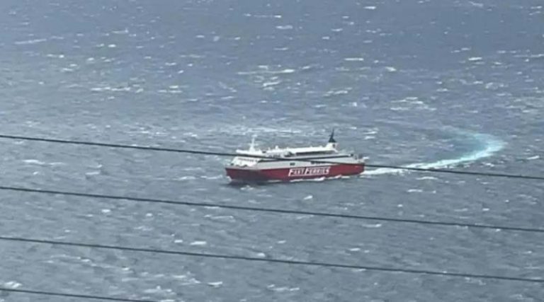 Το Fast Ferries Άνδρος «παλεύει» με τα κύματα από τη Ραφήνα στη Μύκονο (φωτό)