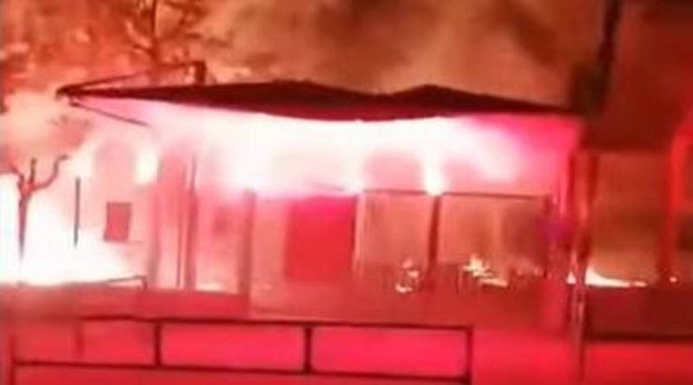 Αν. Αττική: Δημοτικό σχολείο πήρε φωτιά από βαρελότα! (βίντεο)