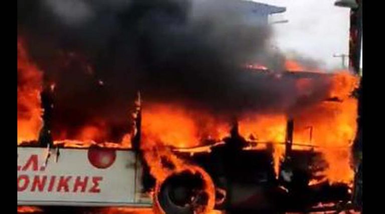 Τρόμος για επιβάτες λεωφορείου που τυλίχθηκε στις φλόγες εν κινήσει! (βίντεο)