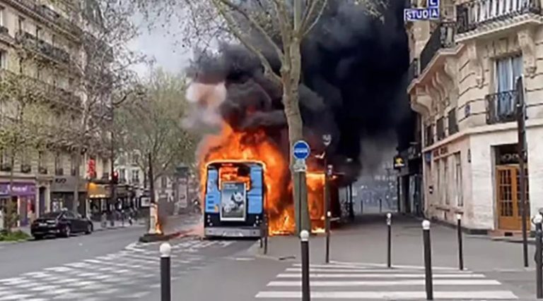 Συναγερμός στο Παρίσι μετά από έκρηξη κοντά στη Notre Dame (φωτό & βίντεο)