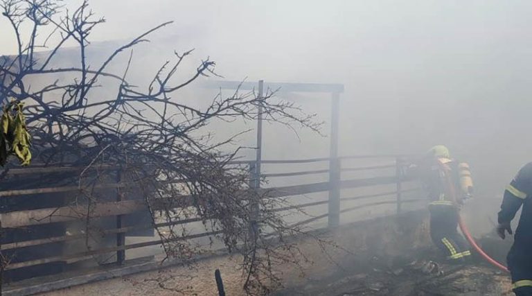 Αρτέμιδα: Νέες εικόνες από την φωτιά σε σπίτι – Ζημιές και σε διπλανή οικία (φωτό)