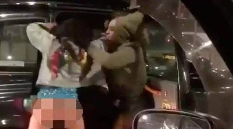 Αγριος καυγάς μεταξύ γυναικών για ένα ταξί – Ο οδηγός τις παράτησε στη μέση του δρόμου (βίντεο)