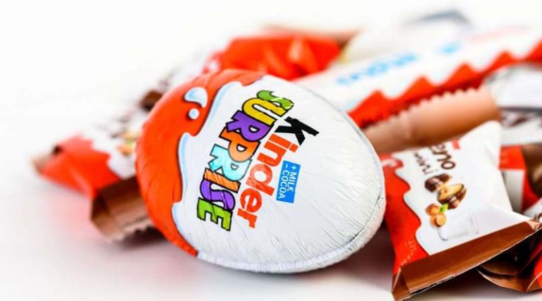 Καταρρέουν οι τιμές των σοκολατένιων αυγών Kinder