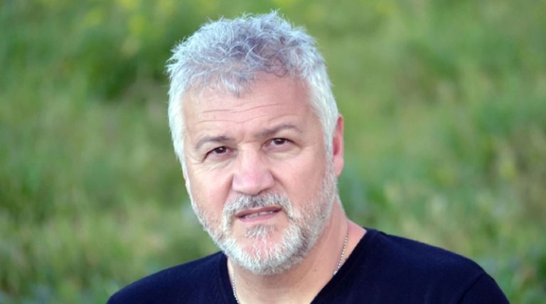 Σπύρος Πετρουλάκης: «Ξεκίνησα να γράφω τον Σασμό, για να εντυπωσιάσω τη σύντροφό μου»