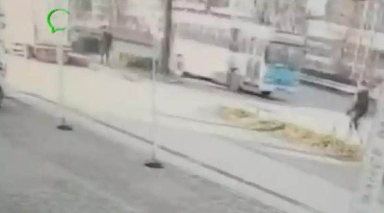 Η στιγμή που βόμβα «χτυπά» λεωφορείο στην Προύσα – Ένας νεκρός! (βίντεο)