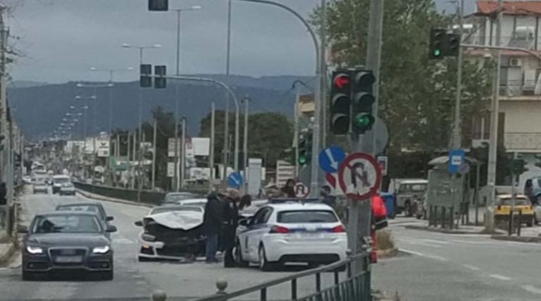Νέα Μάκρη: Τροχαίο ατύχημα στη Λ. Μαραθώνος – Έπεσε πάνω σε αυτοκίνητο που περίμενε στο φανάρι! (φωτό)