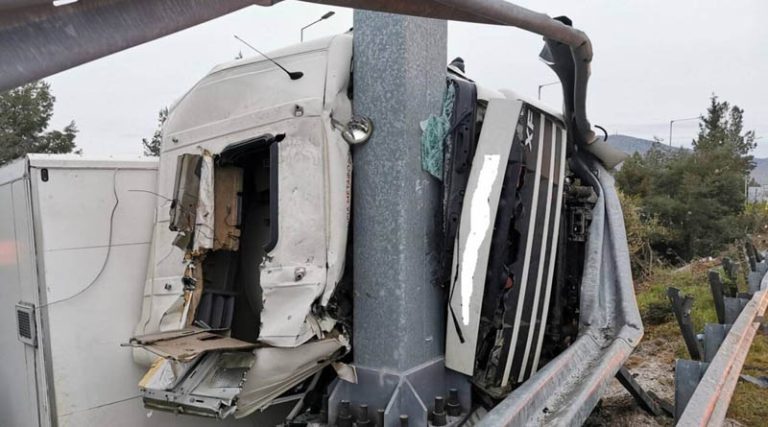 Τραγωδία: Νεκρός οδηγός νταλίκας σε τροχαίο – «Καρφώθηκε» σε κολόνα (φωτό)