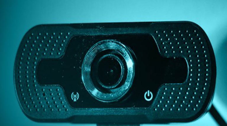Πώς να καταλάβετε αν κάποιος σας κατασκοπεύει μέσα από την κάμερα της συσκευής σας