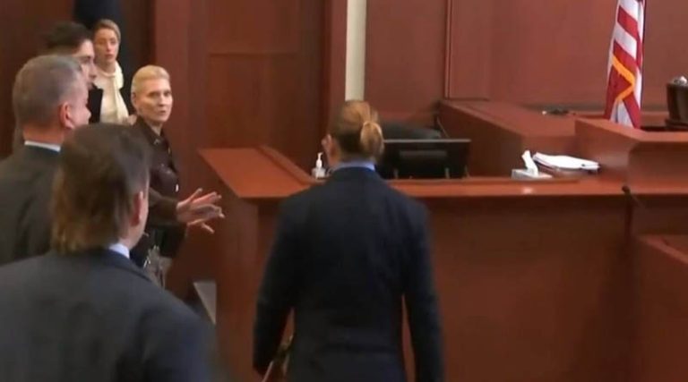 Άμπερ Χερντ: Ο φόβος όταν ήρθε σε απόσταση αναπνοής από τον Τζόνι Ντεπ στο δικαστήριο (βίντεο)