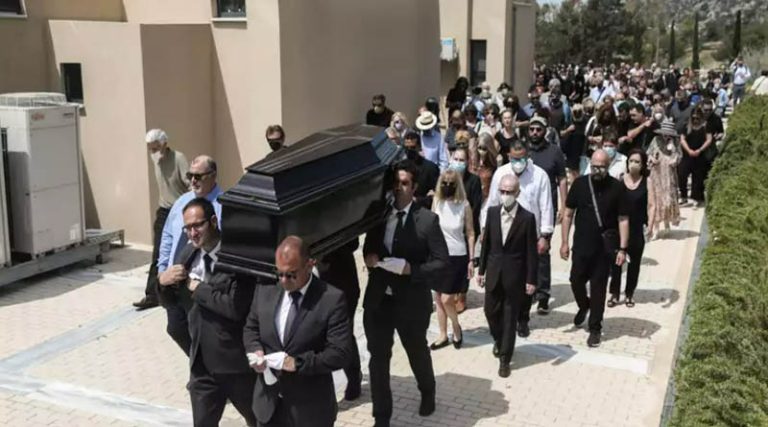Σε κλίμα οδύνης η κηδεία του Δάκη – Φίλοι και συγγενείς είπαν το τελευταίο «αντίο»