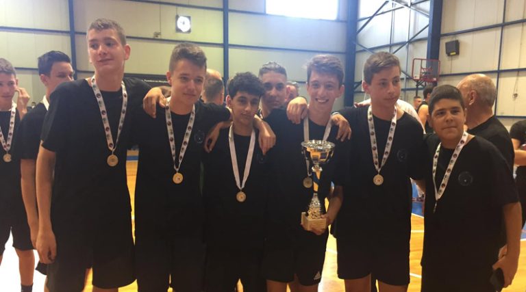 Το  2ο Γυμνάσιο Αρτέμιδος κατέκτησε το κύπελλο στο Διασχολικό Πρωτάθλημα Μπάσκετ (φωτό)