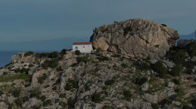 Το άγνωστο εκκλησάκι κοντά στην Αττική με θέα που προκαλεί δέος