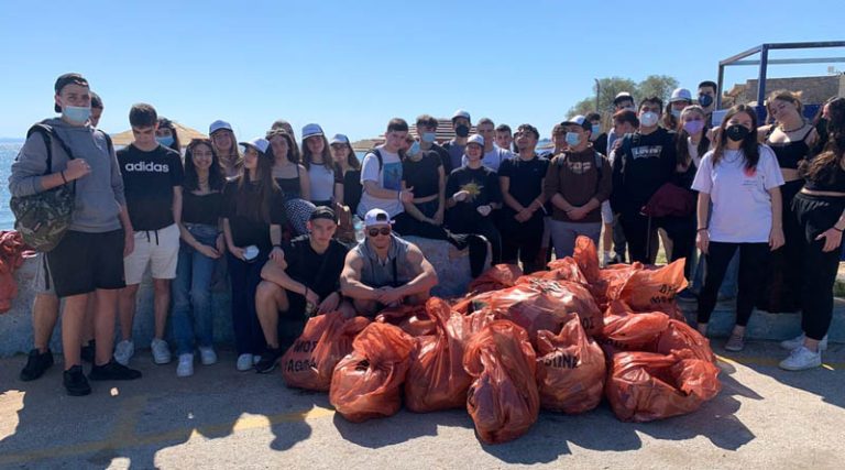 Νέα Μάκρη: Δράση καθαρισμού στην παραλία από τους μαθητές της Εράσμειου Ελληνογερμανικής Σχολής
