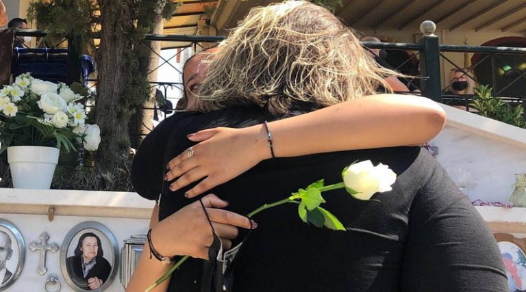 Συντετριμμένη η μητέρα του 14χρονου Μάκη: Με λευκά λουλούδια και χειροκροτήματα το τελευταίο «αντίο»