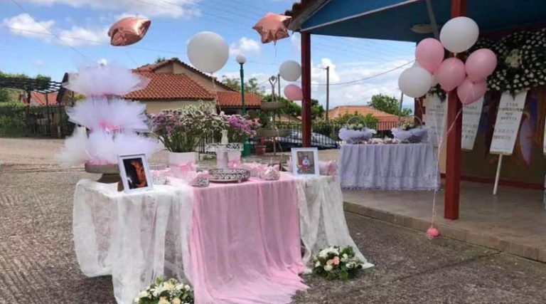 Ραγίζουν καρδιές στην κηδεία της 3χρονης Κατερίνας – Ροζ μπαλόνια και κουφέτα στο τελευταίο αντίο