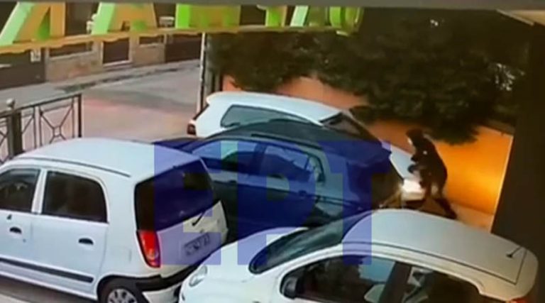 Αττική: Καρέ-καρέ η κλοπή αυτοκινήτου από υπαίθριο πάρκινγκ πολυκατοικίας – Η μέθοδος του… σπρωξίματος (βίντεο)