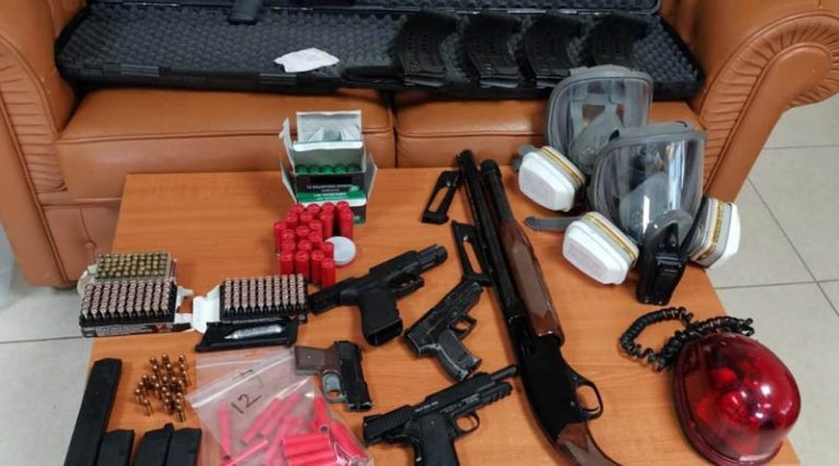 Παιανία: Συνελήφθη 29χρονος – Βρήκαν στο σπίτι του ολόκληρο οπλοστάσιο! (φωτό)