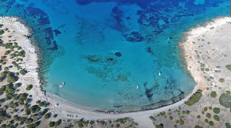 Το ανέγγιχτο νησί, απέναντι από τη Ραφήνα, με την εξωτική ομορφιά! (βίντεο)