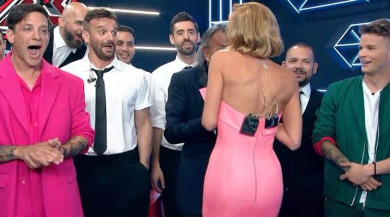 Χαμός στο X Factor! Ο Ηλίας Ψινάκης κατέβασε το φόρεμα της Κατερίνας Λιόλιου! (βίντεο)