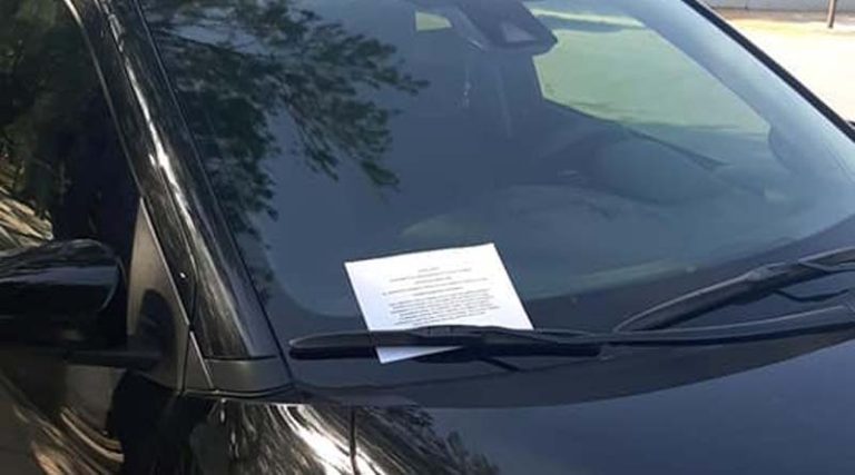Ραφήνα: Αυτό το σημείωμα είδαν σήμερα οι οδηγοί στα παρμπρίζ των αυτοκινήτων (φωτό)