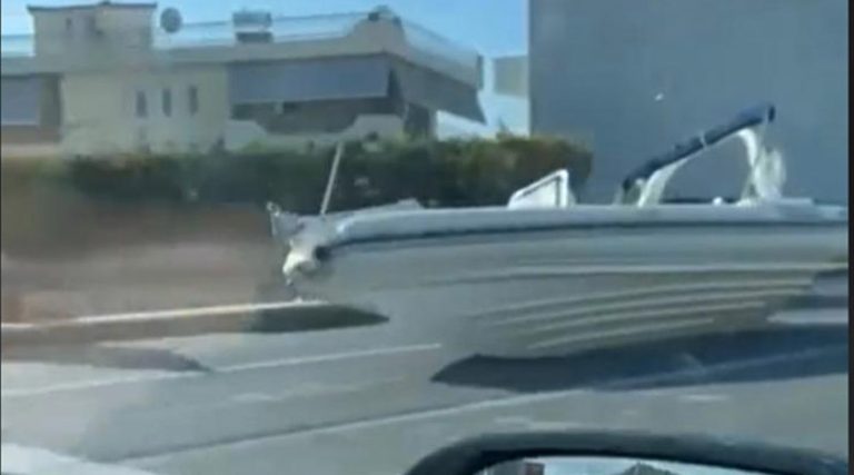 Απίθανο περιστατικό! Του έφυγε το σκάφος πάνω στη Λ. Βάρης – Κορωπίου! (βίντεο)
