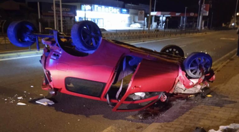 Νέα Μάκρη: Τροχαίο ατύχημα στην Αγία Μαρίνα – Ο οδηγός βγήκε έξω από αυτό το αυτοκίνητο! (φωτό)