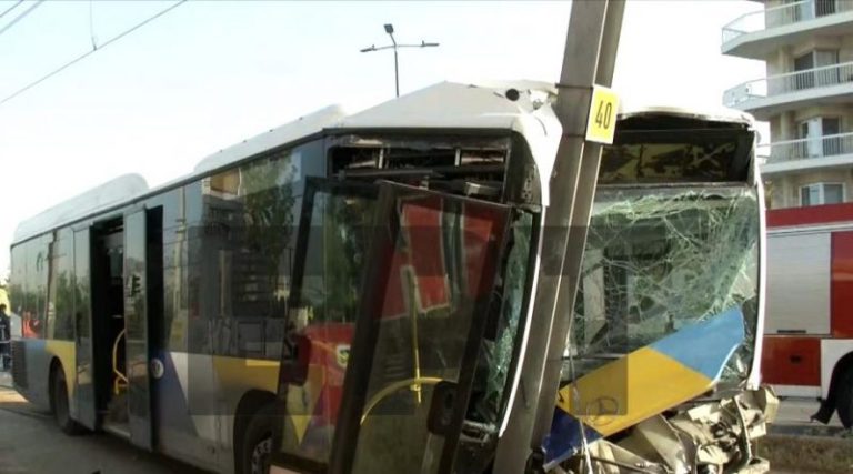 Σοκαριστικό τροχαίο με λεωφορείο στην παραλιακή – Πληροφορίες για ελαφρά τραυματίες (φωτό & βίντεο)