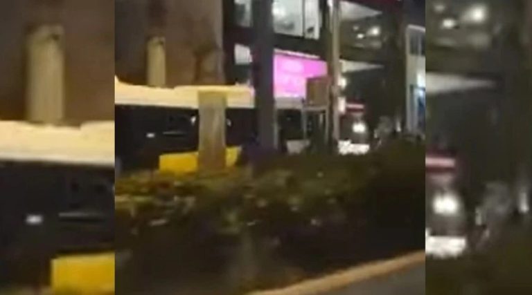 Έκτακτο! Λεωφορείο ξέφυγε της πορείας του και καρφώθηκε σε μαγαζί (video)