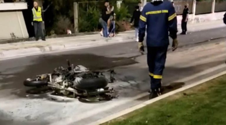Σοκαριστικό τροχαίο: Μηχανή συγκρούστηκε με αυτοκίνητο και τυλίχθηκε στις φλόγες! (φωτό & βίντεο)