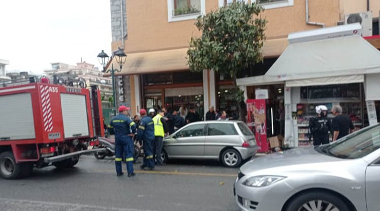 Σκηνές πανικού: Αυτοκίνητο έπεσε πάνω σε περίπτερο και παρέσυρε 50χρονη γυναίκα (φωτό)