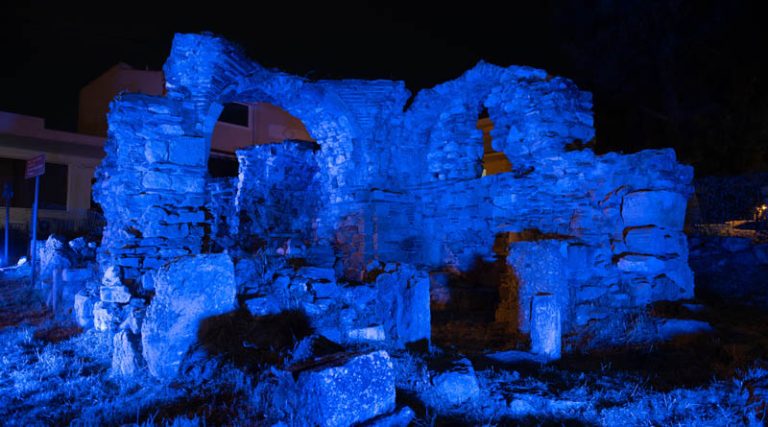 Ο Δήμος Παλλήνης φώτισε μπλε δύο μνημεία του, για τα παιδιά με σοβαρές ασθένειες (φωτό)