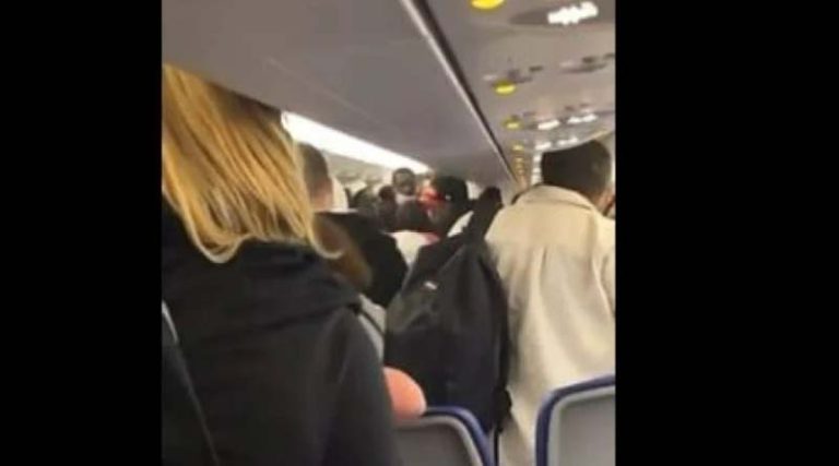 Χάος σε πτήση: Πλάκωσε τον πιλότο – Τον έβγαλε έξω η ΕΛΑΣ με κατεβασμένο παντελόνι (βίντεο)