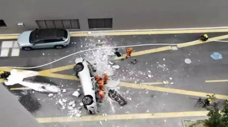 Τρομακτικό δυστύχημα: Ηλεκτρικό αυτοκίνητο έπεσε από τον τρίτο όροφο γραφείων – Δύο νεκροί! (φωτό)
