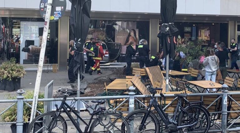 Όχημα έπεσε πάνω σε πλήθος πολιτών στο δυτικό Βερολίνο – Ένας νεκρός & Δεκάδες τραυματίες (φωτό)