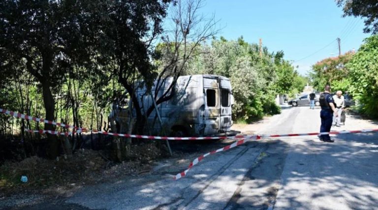Μαφιόζικη επίθεση στον Γέρακα: Τουλάχιστον τρεις οι δράστες – Εξετάζεται καμένο βανάκι που βρέθηκε στην Παλλήνη