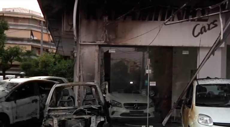 Εμπρησμός σε αντιπροσωπεία αυτοκινήτων – Καταστράφηκαν τρία οχήματα (βίντεο)