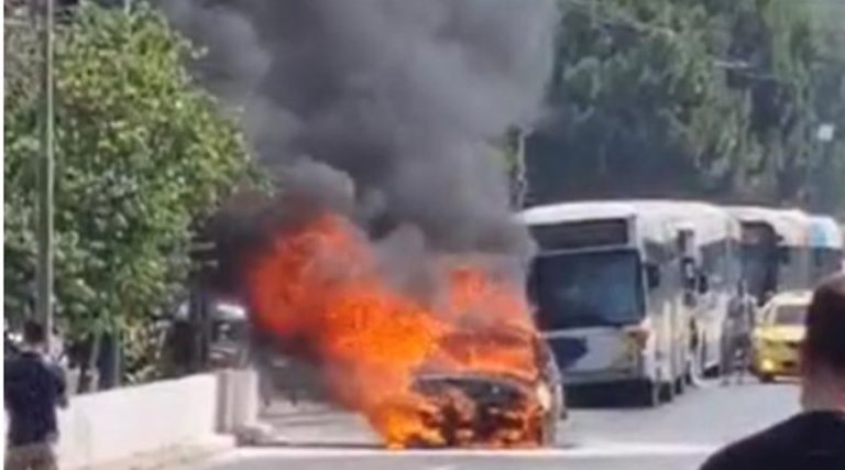 Αυτοκίνητο τυλίχθηκε στις φλόγες στη Συγγρού – Γλίτωσαν τελευταία στιγμή ζευγάρι με παιδί! (φωτό)