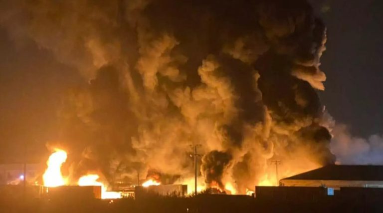 Σε ύφεση η φωτιά στο εργοστάσιο πλαστικών στον Ασπρόπυργο  – Συναγερμός για τους καπνούς που έπνιξαν την Αττική