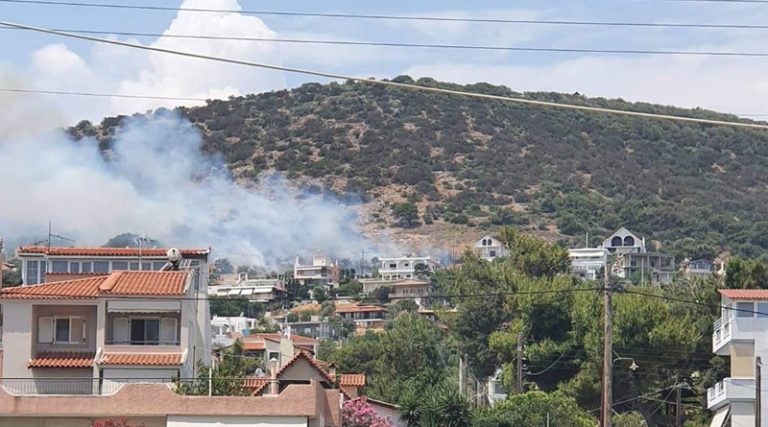 Αρτέμιδα: Ενισχύονται οι δυνάμεις της Πυροσβεστικής – Στο σημείο οχήματα από Ραφήνα & Νέα Μάκρη