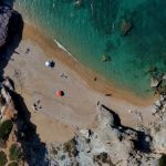 «Στα ύψη» οι τιμές στις παραλίες – 90 ευρώ για μια ξαπλώστρα στο Σούνιο