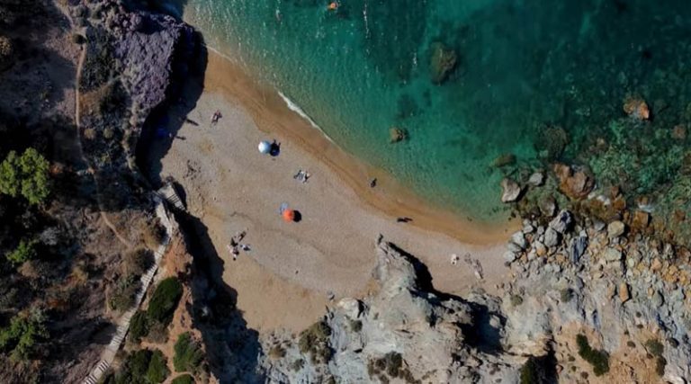 Η ομορφότερη παραλία της Ανατολικής Αττικής απέχει 1 ώρα, 10 ευρώ βενζίνη & 100 σκαλοπάτια! (βίντεο)