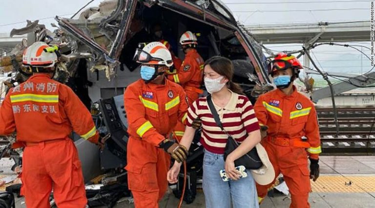 Ένας νεκρός και δεκάδες τραυματίες από εκτροχιασμό τρένου στην Κίνα (φωτό & βίντεο)
